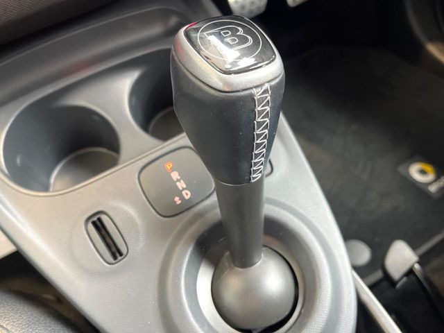 ●MTモード付きAT:通常は自動でおこなわれる変速(ギアチェンジ)をドライバーの操作によって意図的に変えられるシステムです。より一層普段のドライブをお楽しみいただけます!