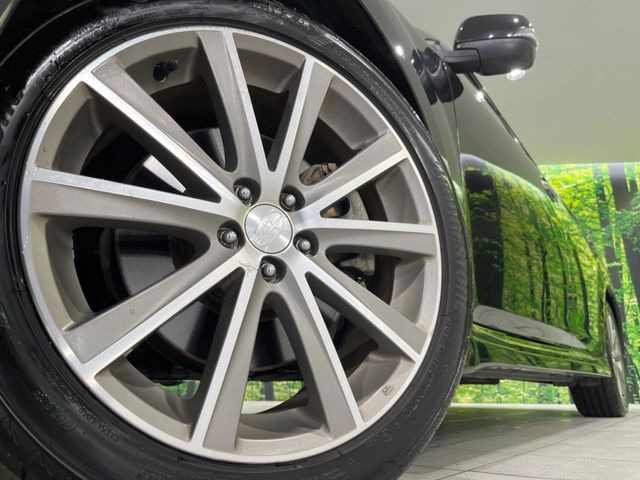 【純正18インチアルミホイール】外観にマッチした純正アルミホイールを装着しております。各種社外アルミホイールや、スタッドレスタイヤも取扱いしております。是非ご相談ください♪