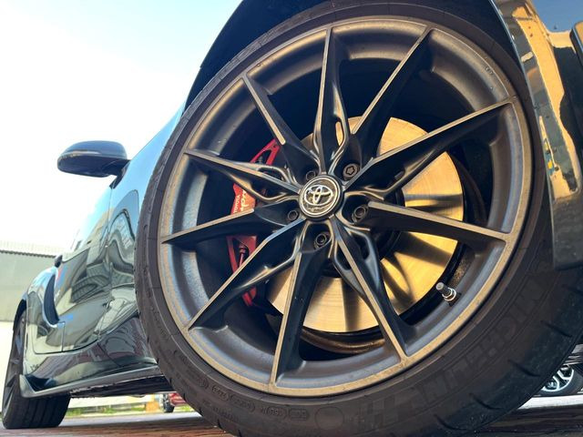 �y����19�C���`�A���~�z�C�[���z�O�ςɃ}�b�`���������A���~�z�C�[���𑕒����Ă���܂��B�e��ЊO�A���~�z�C�[����A�X�^�b�h���X�^�C�����戵�����Ă���܂��B���񂲑��k����������