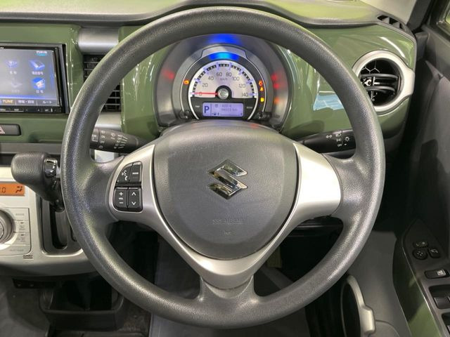 �C���e���A�ɍ��킹���f�U�C���̃X�e�A�����O�́A�^�]�������̂��Ƃ��l���A�^�]���₷���`��A�傫���ł��B�����x�A���ۂɐG���Ă��m���߂��������B