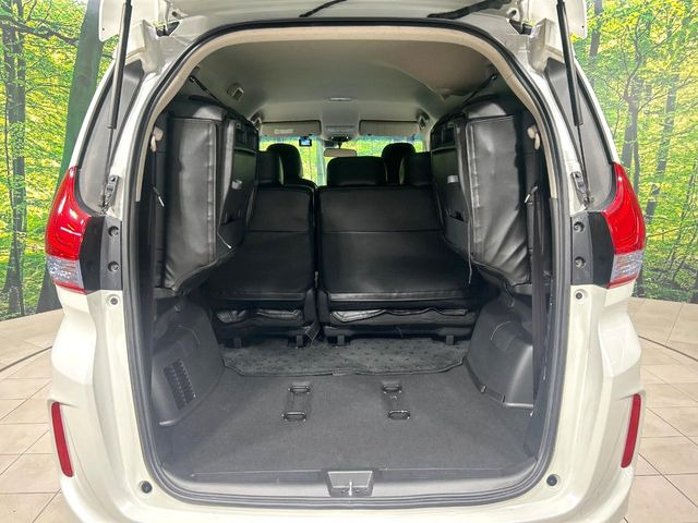 ���i�̂���������ʋ΁A���}���ɏ\���ȉ׎��X�y�[�X���m�ۂ��Ă���܂��B�Z�J���h�V�[�g��|���ƁA�傫�ȉו��̐ύڂ��\�ł���