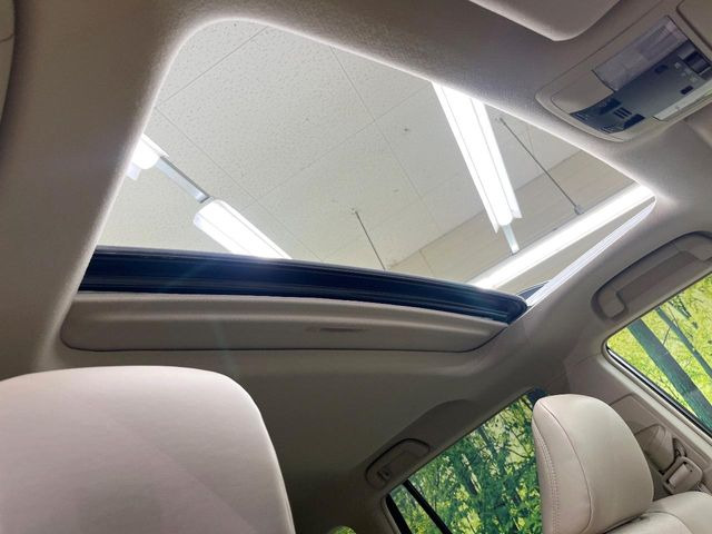 【サンルーフ】開放感たっぷりの希少装備、サンルーフが装着されています!車内に明かりを取り入れたり景色を楽しむ以外にも、車内の空気も簡単に換気できて快適です!