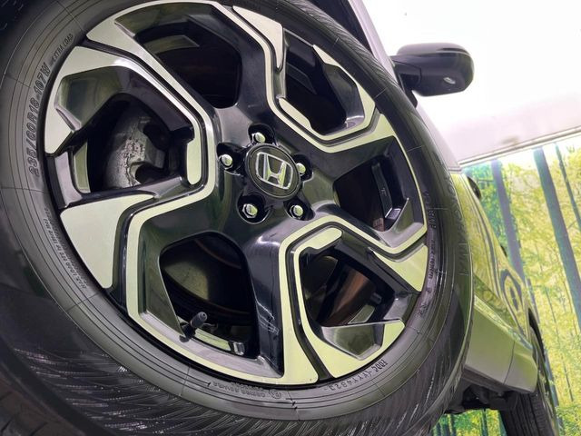 【純正18インチアルミホイール】外観にマッチした純正アルミホイールを装着しております。各種社外アルミホイールや、スタッドレスタイヤも取扱いしております。是非ご相談ください♪