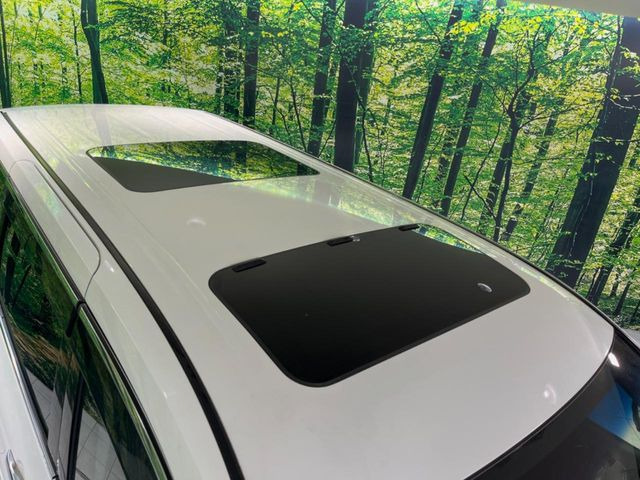 【サンルーフ】開放感たっぷりの希少装備、サンルーフが装着されています!車内に明かりを取り入れたり景色を楽しむ以外にも、車内の空気も簡単に換気できて快適です!