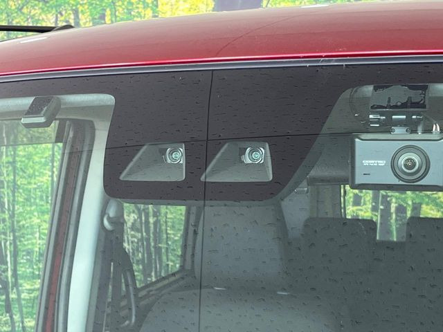 【スマートアシスト】走行中に前方の車両等を認識し、衝突しそうな時は警報とブレーキで衝突回避と被害軽減をアシスト。より安全にドライブをお楽しみいただけます。