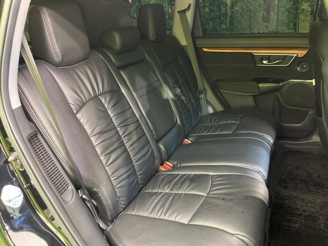 広々とした2列目シートは居住性が高く、居心地も快適!友達や家族とのお出かけにぴったりです。ベビーシートやチャイルドシート使用時も快適にお過ごしいただける十分な空間を確保しています。