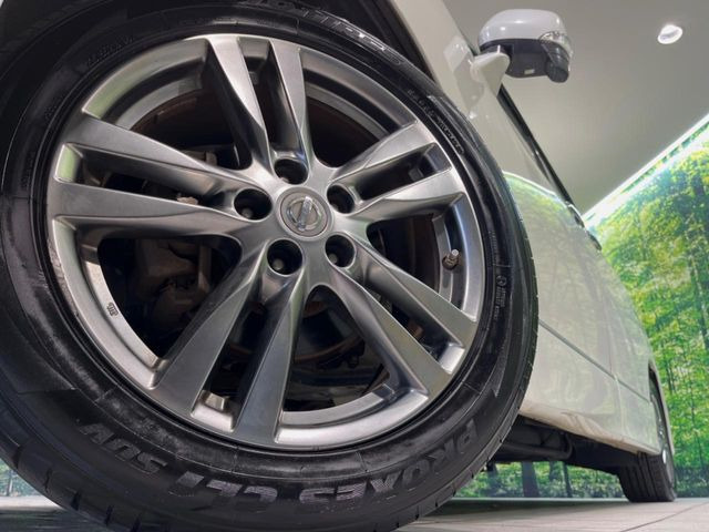 【純正アルミホイール】外観にマッチした純正アルミホイールを装着しております。各種社外アルミホイールや、スタッドレスタイヤも取扱いしております。是非ご相談ください♪