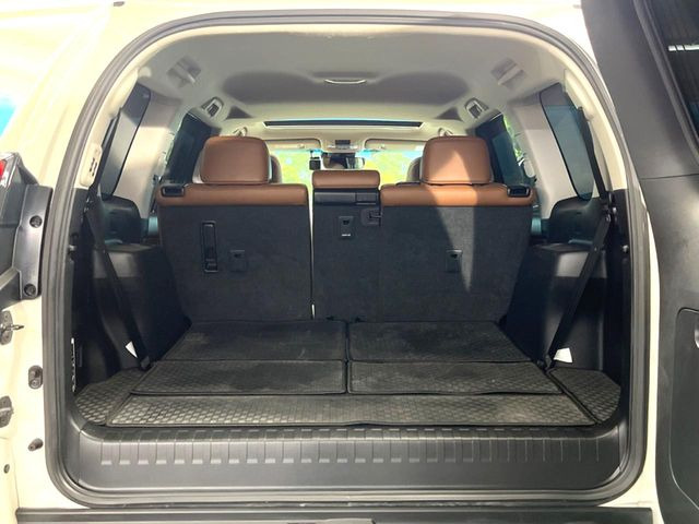 後席を格納すると、これだけの広さが!シーンに合わせたシートアレンジで、大きな荷物も積むことが出来ます♪