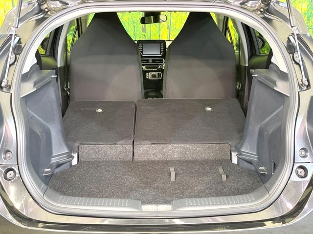 後席を格納すると、これだけの広さが!シーンに合わせたシートアレンジで、大きな荷物も積むことが出来ます♪