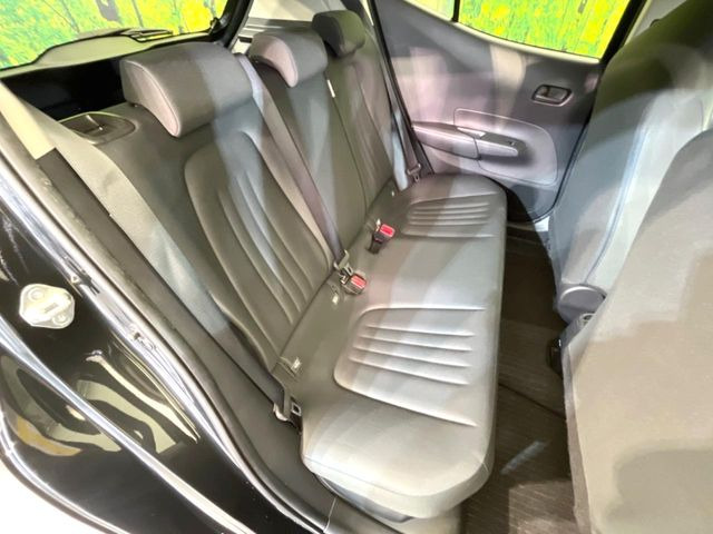 後部座席も気になるようなキズ・汚れやへたり等、大きなダメージはなく、良好な状態です。