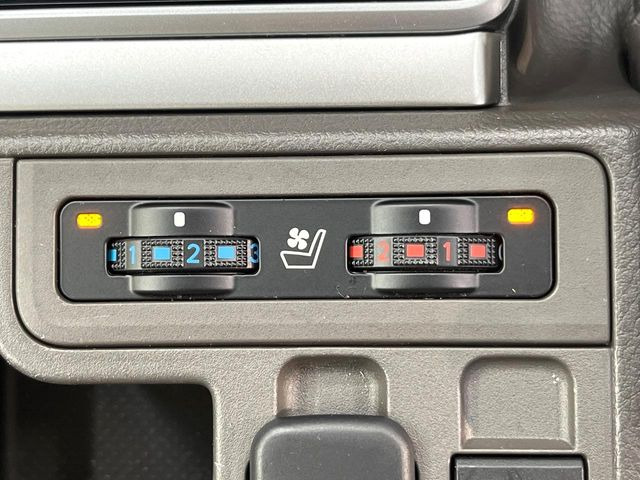 【シートベンチレーション】夏場は涼しい風でお尻や背中の熱やムレを防ぎ、冬はエアコンよりも早く温まってポカポカに!季節を問わず快適に過ごせます。