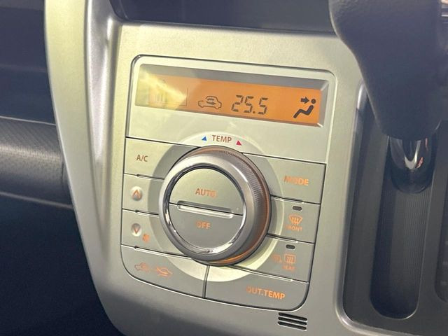 【オートエアコン】一度お好みの温度に設定すれば、車内の温度を検知し風量や温度を自動で調整。暑い…寒い…と何度もスイッチ操作をする必要はありません。快適な車内空間には必須の機能ですね♪