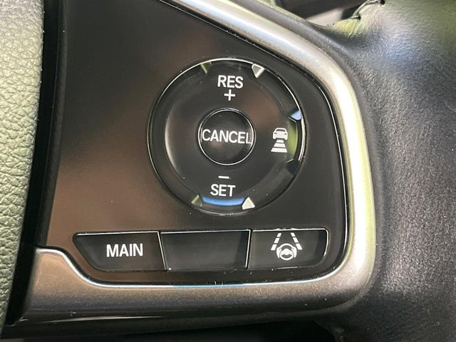 【アダプティブクルーズコントロール】高速道路での長距離走行が楽に!!自動で速度を保つクルーズコントロールが、衝突軽減システムと連携し、前方の車両を感知して車間を保つように速度調節してくれます!!