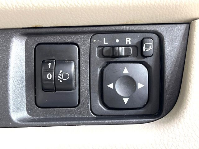 【電動格納ミラー】サイドミラーは電動格納式となっており、狭い駐車場でもキズがつくリスクを抑えられます。