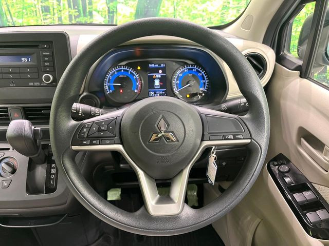 �C���e���A�ɍ��킹���f�U�C���̃X�e�A�����O�́A�^�]�������̂��Ƃ��l���A�^�]���₷���`��A�傫���ł��B�����x�A���ۂɐG���Ă��m���߂��������B