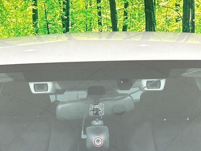 【アイサイトVer3】前方の車両等を検知し、衝突しそうな時は警報で注意を促し、ブレーキを踏む力をサポート。ブレーキを踏めなかった場合は衝突被害軽減ブレーキが作動、衝突回避をサポートします。