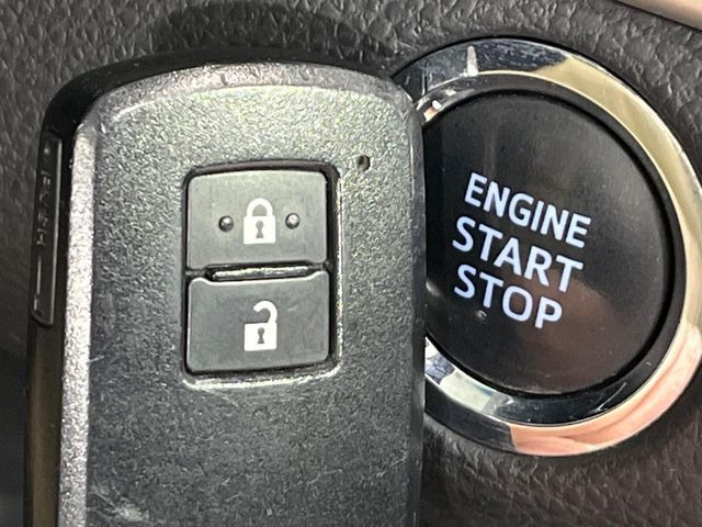 【スマートキー】カバンやポケットに入れたままでもドアの施錠・解錠が可能なスマートキーを装備。エンジンのオン・オフ時もカギを取り出す必要が無いからとっても便利です♪