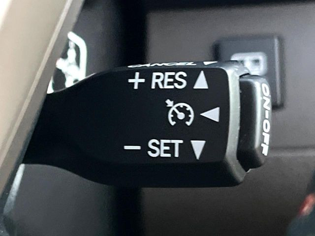 【クルーズコントロール】高速道路もラクラク走行。アクセルを離しても一定速度で走行ができ、長距離運転時の負担を軽減!加速・減速も簡単なスイッチ操作で調整できます。