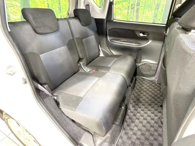 後部座席も気になるようなキズ・汚れやへたり等、大きなダメージはなく、良好な状態です。