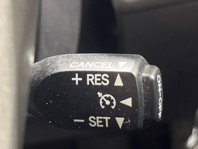 【クルーズコントロール】高速道路もラクラク走行。アクセルを離しても一定速度で走行ができ、長距離運転時の負担を軽減!加速・減速も簡単なスイッチ操作で調整できます。