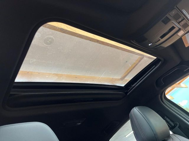 【サンルーフ】開放感たっぷりの希少装備、サンルーフが装着されています!車内に明かりを取り入れたり景色を楽しむ以外にも、車内の空気も簡単に換気できて快適です!