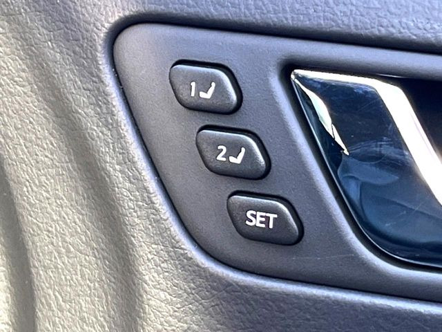 【メモリー機能付きパワーシート】ドライバーごとに設定したシート位置を記憶して、ボタン一つで切り替えできる便利な機能!運転する方が複数名いらっしゃるご家庭におすすめです♪