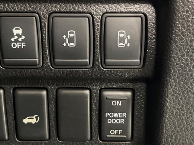 【両側パワースライドドア】スマートキーや運転席のスイッチで後席両側スライドドアの開閉が可能♪電動だから力を入れてドアを開ける必要が無く、小さなお子様でも簡単に開け閉めでき快適です♪