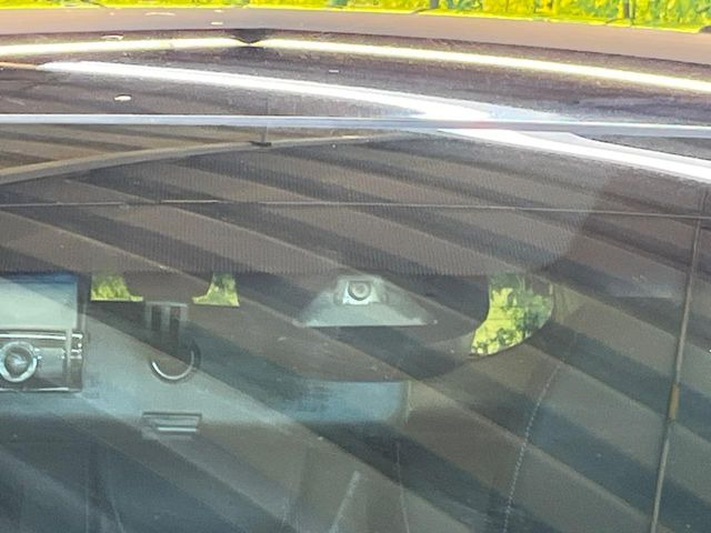 �y�z���_�Z���V���O�z���s���ɑO���̎ԗ�����F�����A�Փ˂������Ȏ��͌x��ƃu���[�L�ŏՓˉ���Ɣ�Q�y�����A�V�X�g�B�����S�Ƀh���C�u�����y���݂��������܂��B