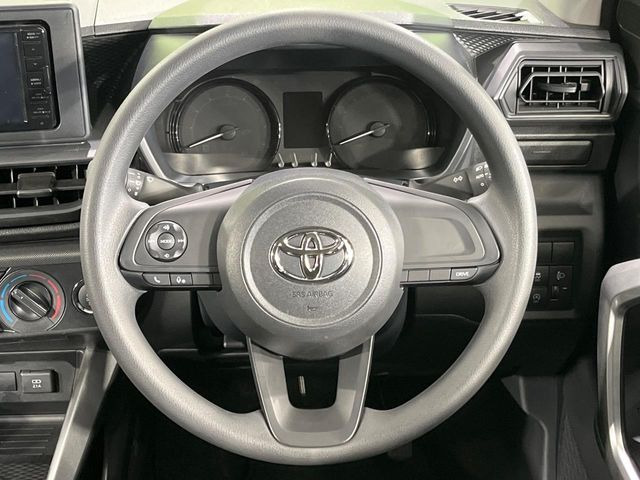 �C���e���A�ɍ��킹���f�U�C���̃X�e�A�����O�́A�^�]�������̂��Ƃ��l���A�^�]���₷���`��A�傫���ł��B�����x�A���ۂɐG���Ă��m���߂��������B