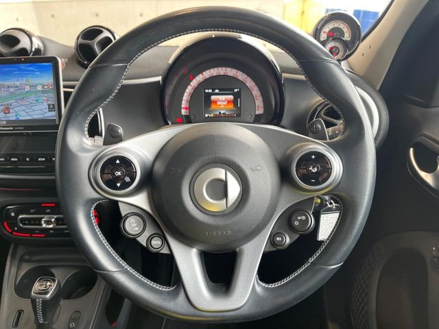 ●ステアリングの使用感:擦れやキズも少なく、ご覧の通りきれいな状態を維持しております。また、室内クリーニング・コーティングもご用命いただけます。