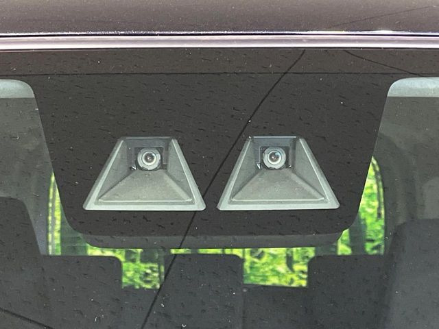 【スマートアシスト】走行中に前方の車両等を認識し、衝突しそうな時は警報とブレーキで衝突回避と被害軽減をアシスト。より安全にドライブをお楽しみいただけます。