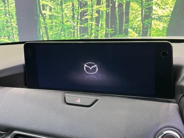 【10.25型マツダコネクトナビ】車内の雰囲気にマッチした一体型タイプのナビ。各種車輌設定やBluetooth再生等、様々な機能が楽しめます。直感的なダイヤル操作が可能で、使い勝手も良好です。