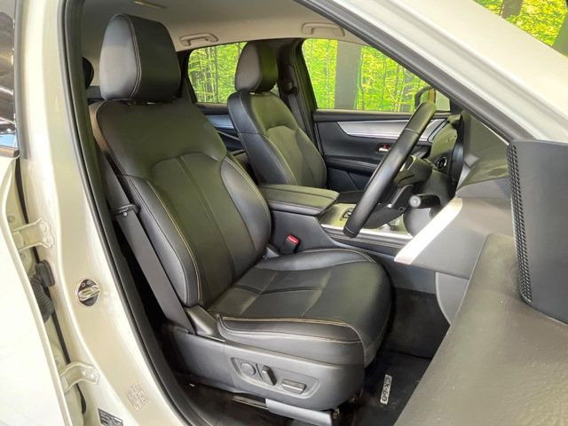 【本革シート】上質な本革を使用し、高級感あふれる本革シート。常に体に触れる部分だから、座り心地の良さにはこだわりたいですね♪汚れの付着や劣化を抑制する内装コーティング施工もおススメですよ♪