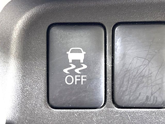 【横滑り防止装置】車両の横滑りを感知すると、自動的に車両の進行方向を保つように車両を制御します。雨の日など滑りやすい路面状況でも安全な運転が可能です。