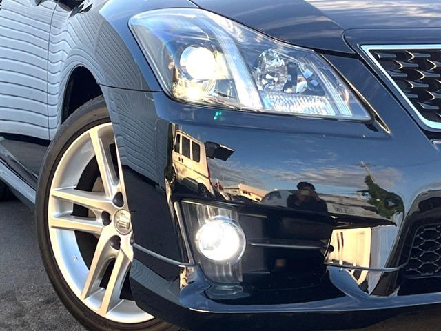 【HIDヘッドライト】非常に明るく前方を照らしてくれるので、悪天候や夜間の走行時も視界良好で安心してお乗りいただけます。