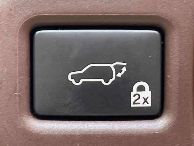 【パワーバックドア】スマートキーや運転席のボタンを押すだけでリアゲートが自動で開閉します!荷物を持っている時や、高い位置にあるバックドアを閉める際に便利な機能です♪