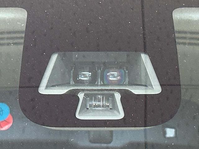 【エマージェンシーブレーキ】走行中に前方の車両等を認識し、衝突しそうな時は警報とブレーキで衝突回避と被害軽減をアシスト。より安全にドライブをお楽しみいただけます。