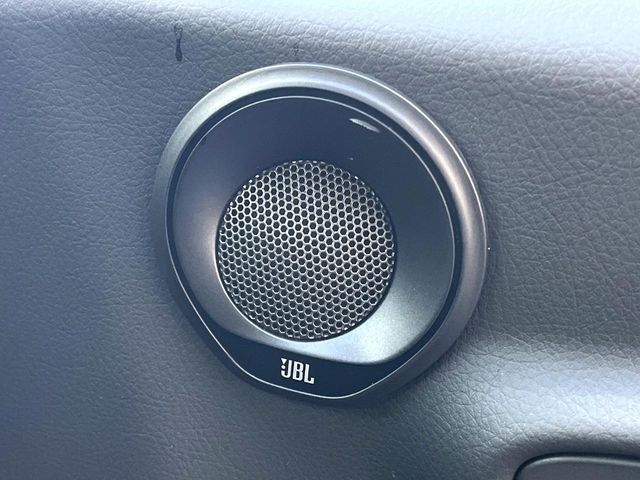 �yJBL�T�E���h�V�X�e���z���[�J�[�I�v�V�����̍��i�ʃT�E���h�V�X�e���𓋍ځB��p�̃`���[�j���O���{���ꂽ�召�l�X�ȃX�s�[�J�[����ǎ��ȃT�E���h���t�ł��A�Տꊴ���ӂ�鉹����Ԃ����o���܂��B