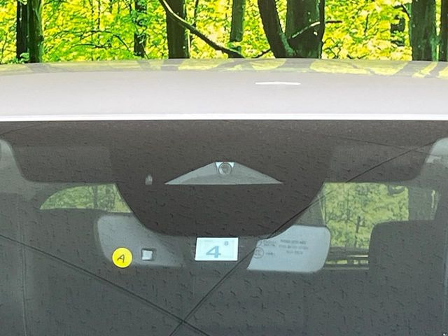 【スマートブレーキサポート】走行中に前方の車両等を認識し、衝突しそうな時は警報とブレーキで衝突回避と被害軽減をアシスト。より安全にドライブをお楽しみいただけます。