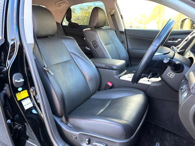 【黒革シート】上質な本革を使用し、高級感あふれる黒革シート。常に体に触れる部分だから、座り心地の良さにはこだわりたいですね♪汚れの付着や劣化を抑制する内装コーティング施工もおススメですよ♪