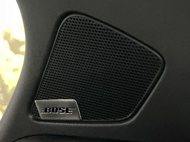 【BOSEサウンドシステム】メーカーオプションの高品位サウンドシステムを搭載。専用のチューニングが施された大小様々なスピーカーから良質なサウンドが奏でられ、臨場感あふれる音響空間を演出します。