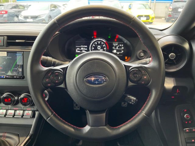 �y�����v�����X�e�A�����O�z�㎿�Ȋv���g�p���邱�ƂŁA��ɂ����������݂ƂĂ��^�]���₷���n���h���ł���