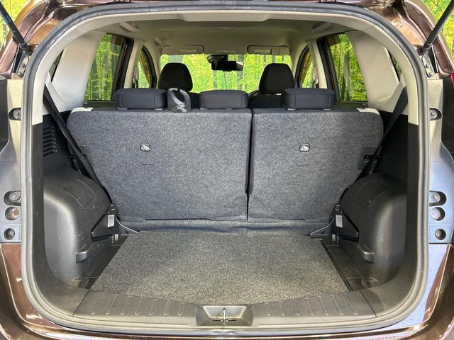 ���i�̂���������ʋ΁A���}���ɏ\���ȉ׎��X�y�[�X���m�ۂ��Ă���܂��B�Z�J���h�V�[�g��|���ƁA�傫�ȉו��̐ύڂ��\�ł���