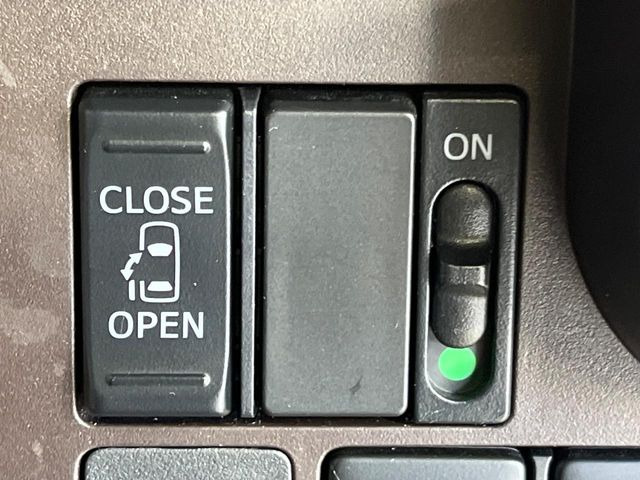 【パワースライドドア】スマートキーや運転席のスイッチでスライドドアの開閉が可能♪電動だから力を入れてドアを開ける必要が無く、小さいお子様でも、重い荷物を持っている時もラクに開け閉めできます♪