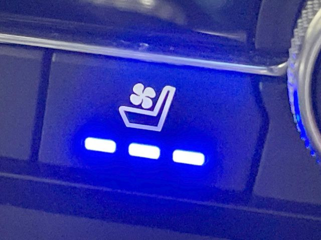 【シートベンチレーション】夏場は涼しい風でお尻や背中の熱やムレを防ぎ、冬はエアコンよりも早く温まってポカポカに!季節を問わず快適に過ごせます。