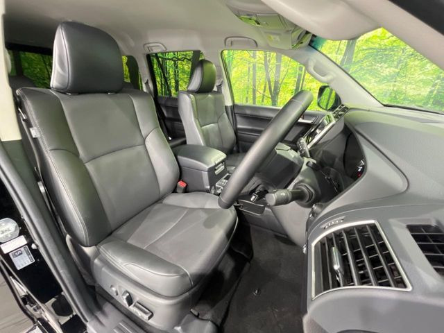 【黒革シート】上質な本革を使用し、高級感あふれる黒革シート。常に体に触れる部分だから、座り心地の良さにはこだわりたいですね♪汚れの付着や劣化を抑制する内装コーティング施工もおススメですよ♪