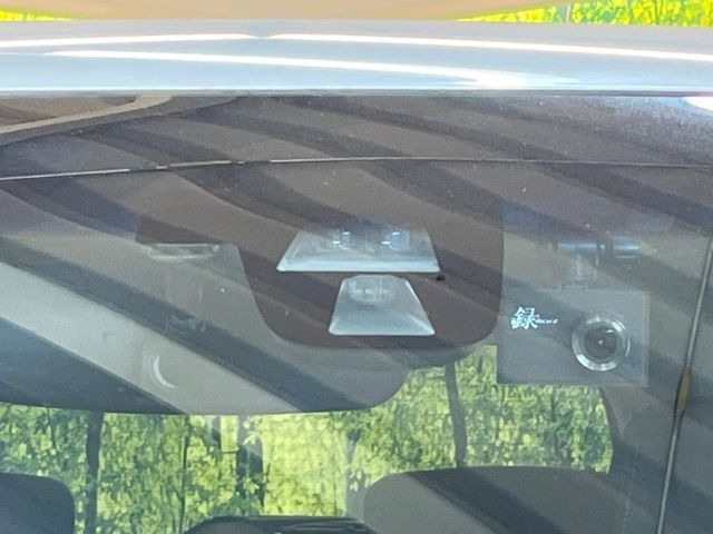 【シティブレーキアクティブシステム】低速走行中に前方の車両等を認識し、衝突しそうな時は警報とブレーキで衝突回避と被害軽減をアシスト。より安全にドライブをお楽しみいただけます。