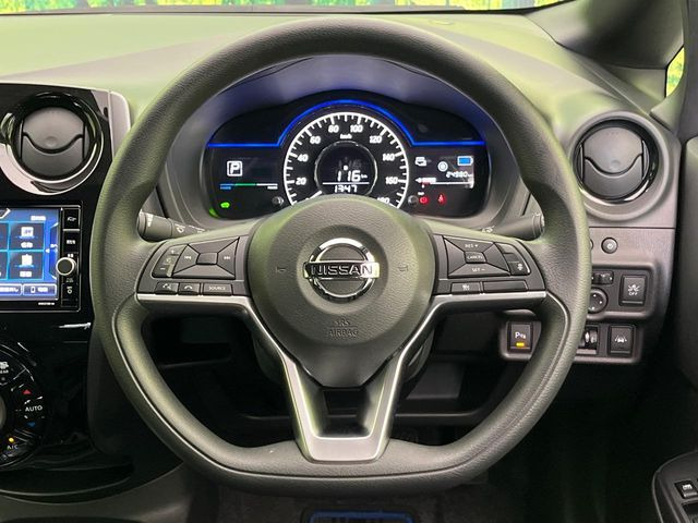 インテリアに合わせたデザインのステアリングは、運転される方のことも考え、運転しやすい形状、大きさです。是非一度、実際に触ってお確かめください。