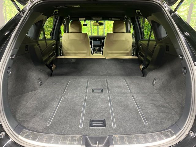 後席を格納すると、これだけの広さが!シーンに合わせたシートアレンジで、大きな荷物も積むことが出来ます♪