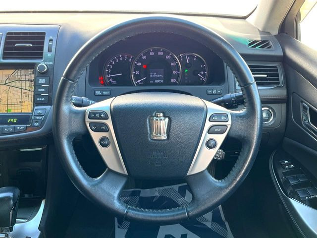 �C���e���A�ɍ��킹���f�U�C���̃X�e�A�����O�́A�^�]�������̂��Ƃ��l���A�^�]���₷���`��A�傫���ł��B�����x�A���ۂɐG���Ă��m���߂��������B